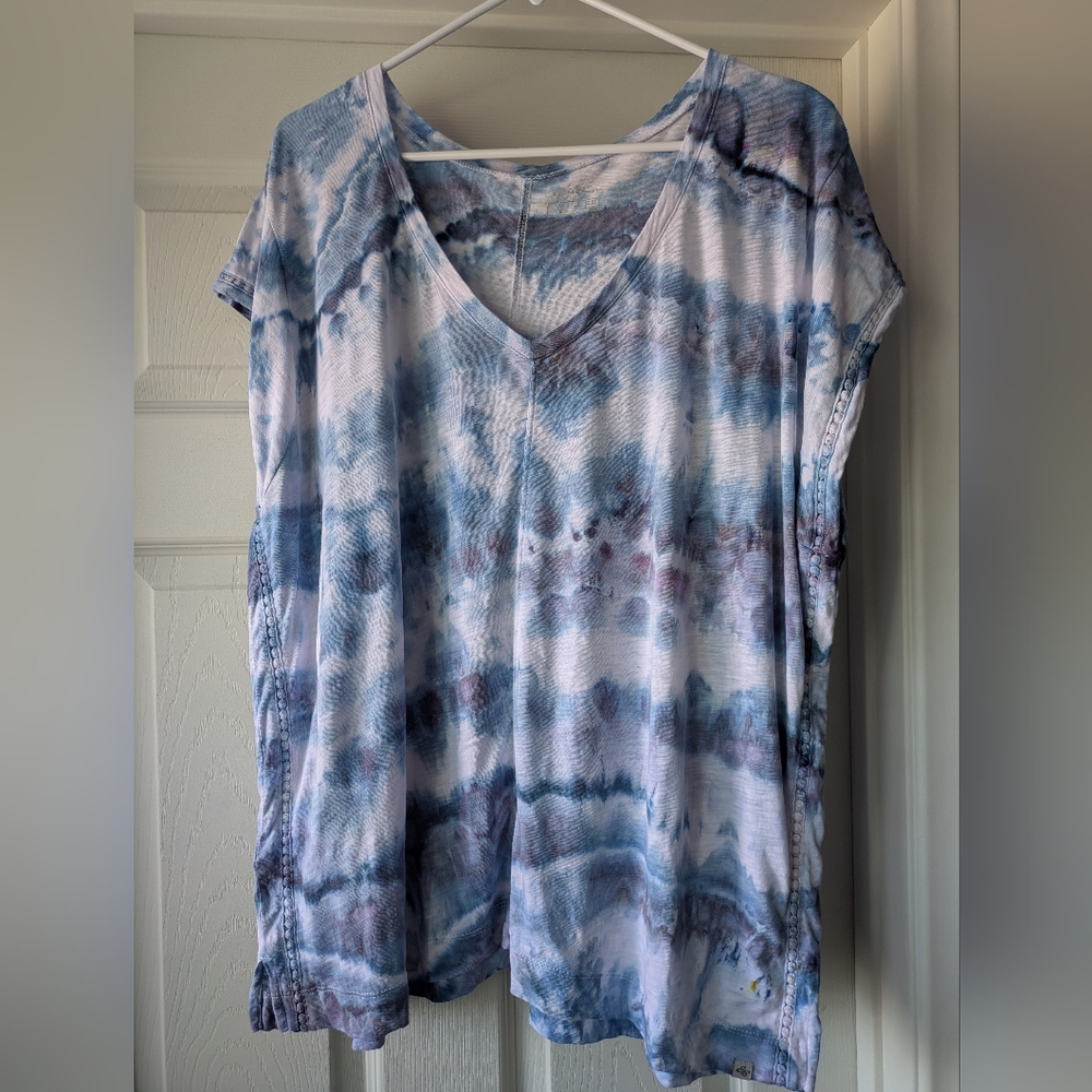 Eddie Bauer Blue and White Tie-Dye Short Sleeve Top